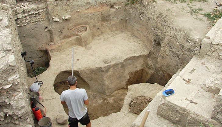В проучванията участваха четирима археолога от Регионален исторически музей - Русе и шестима работника