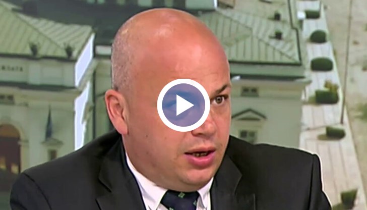 Симов е на мнение, че в породилата се ситуация, БСП е била единствената, която е запазила здравия си разум и присъствието на духа си, без да се отдават на импровизации и извиване на ръце