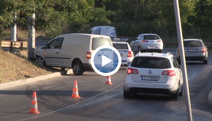 Шофьорите, които влизат в Русе откъм Хиподрума и се движат по булевард “България“, трябва да преминават с повишено внимание