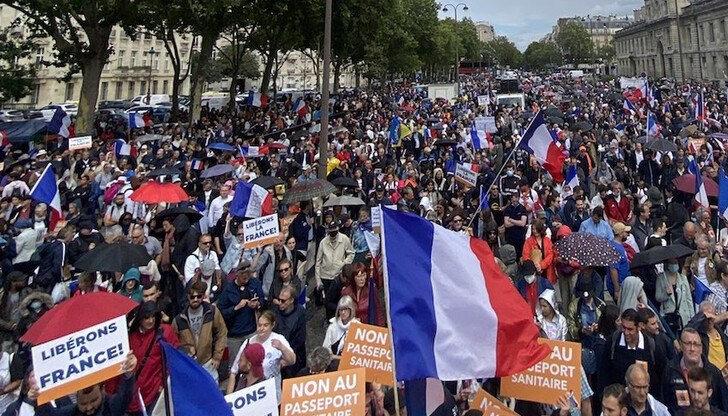 "Френската полиция използва днес сълзотворен газ срещу демонстранти в Лион и Париж."