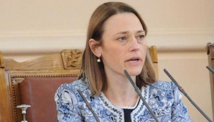 Председателката на НС Ива Митева е предупредила ръководствата на групи, че ще има нов ред за ползване на лимузините Председателката на НС Ива Митева е предупредила ръководствата на групи, че ще има нов ред за ползване на лимузините