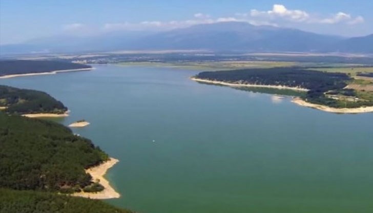 Водолазно-спасителни екипи са на мястото, за да изтеглят потъналия автомобил