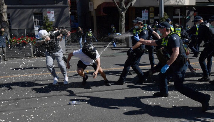 Седем полицаи бяха ранени при сблъсъци с демонстрантите