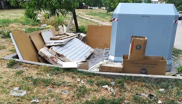 Наблюдава се и наличието на струпани строителни, едрогабаритни отпадъци – матраци, столове и шкафове в пространството около контейнерите Наблюдава се и наличието на струпани строителни, едрогабаритни отпадъци – матраци, столове и шкафове в пространството около контейнерите