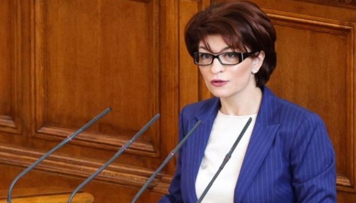Президентът се опитва да извива ръцете на парламентарно представените групи за актуализация на бюджета и чак тогава ще връчва мандата, заяви Атанасова