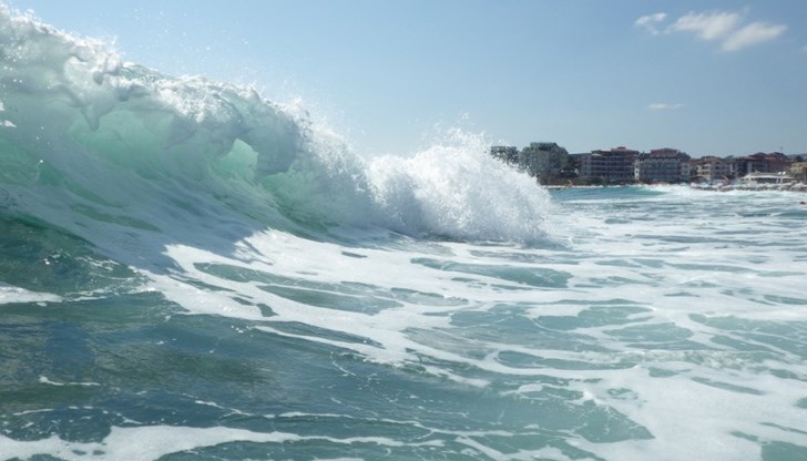 Жълт код за силен вятър над морето е в сила за крайбрежието на територията на областите Бургас, Добрич и Варна