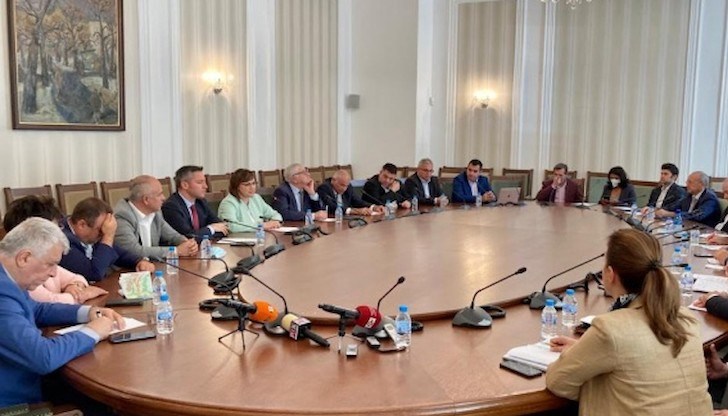 Той отбеляза, че в строителството нещата стоят много драматично и има опасност от силно социално напрежение в предстоящите месеци