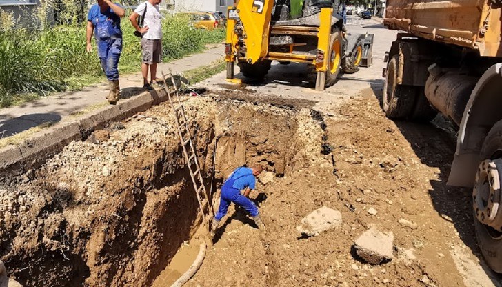 Ремонт на водопровод на улица "Гео Милев"в Русе остави хората без вода в жегите