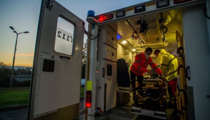 Автобус, превозващ около 50 пътници, се разби в мост Автобус, превозващ около 50 пътници, се разби в мост