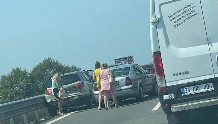 Няколко коли са се ударили в изпреварващата лента