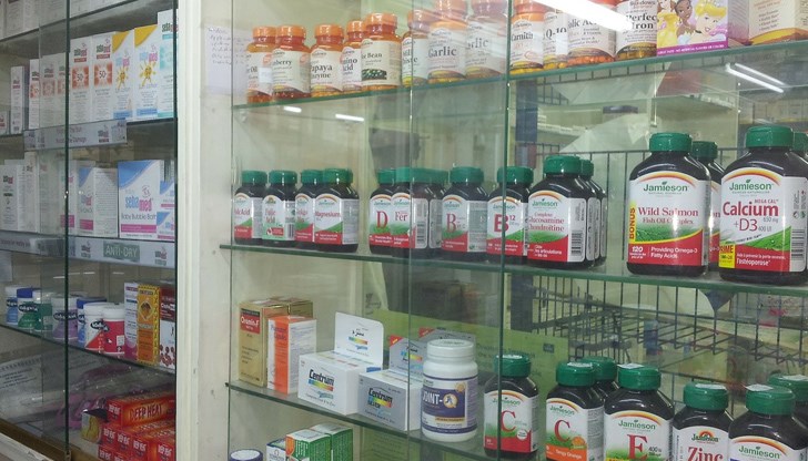 Крадците са разбили витрината с камък, не са взели лекарства, само парите Крадците са разбили витрината с камък, не са взели лекарства, само парите