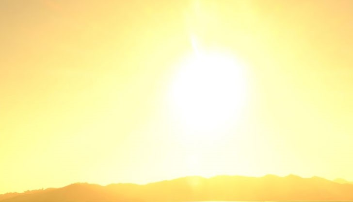 Тази максимална стойност термометрите са показвали към 16:30 часа Тази максимална стойност термометрите са показвали към 16:30 часа