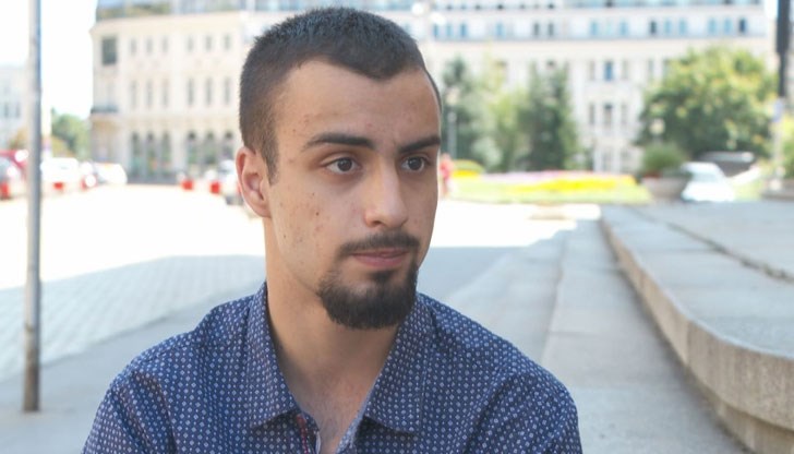 За Павел Динев втори септември миналата година започва на протеста и завършва в "Пирогов" - със синини по тялото и оток на лицето