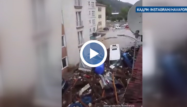 Наводненията идват на фона на двуседмична битка с горските пожари в други части на страната