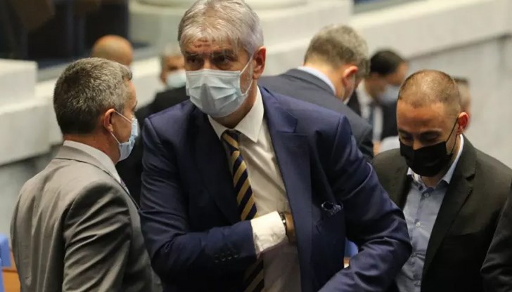 Досъдебното производство е било образувано във връзка с проверка, извършена от Антикорупционната комисия (КПКОНПИ)