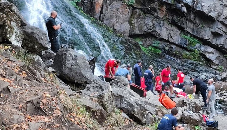 Спасители свалят тялото на загиналия