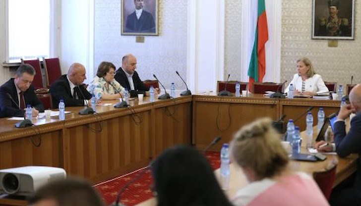 Йордан Цонев избяга от бюджетна комисия, за да защити Пеевски