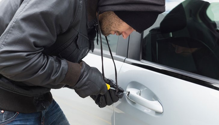 След бързо издирване, полицаите открили колата изоставена зад операта