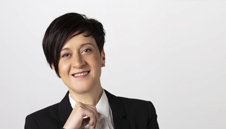 Прочетоха нещо като смесица между “лириката” на “шампанско и сълзи” и “не сме безгрешни, но сме истински” Прочетоха нещо като смесица между “лириката” на “шампанско и сълзи” и “не сме безгрешни, но сме истински”