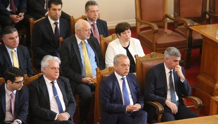 Нали разбирате защо расте доверието в служебния кабинет, защо расте подкрепата за Радев, защо расте желанието за премиер да бъде издигнат Кирил Петков?