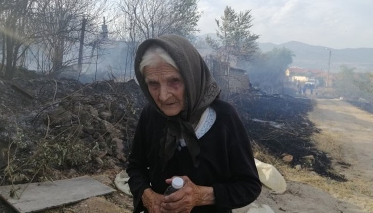 Опитвала се е да потуши сама пожара, докато не е обхванал цялата къща. Пред погледа ѝ просто рухва всичко. Целият ѝ живот, казва внучка ѝ Мирослава