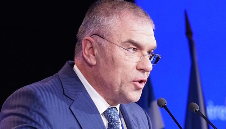 Според него жаждата за власт е сринала ДБ и Манолова до дъното на унижението им