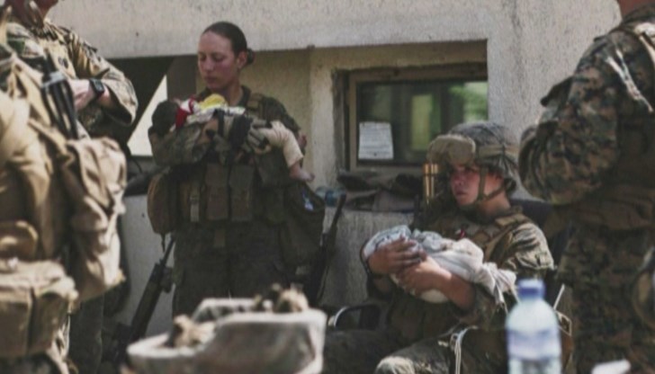 Американските военни разпространиха снимки, на които се вижда как помагат на още деца, намиращи се във вътрешността на летището
