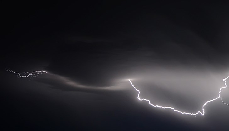 От БЧК разпространиха съвети какво да правим при приближаваща гръмотевична буря