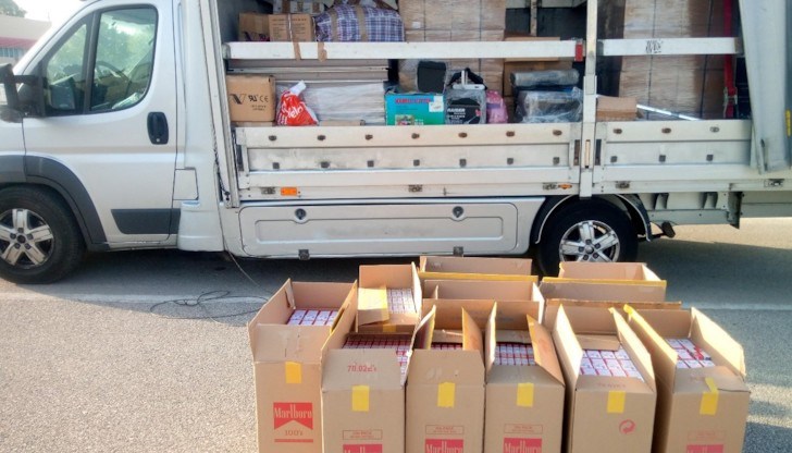 Още 49 000 къса (2450 кутии) цигари са задържали през изминалия месец митническите служители и в района на ГКПП Дунав мост-Русе. Още 49 000 къса (2450 кутии) цигари са задържали през изминалия месец митническите служители и в района на ГКПП Дунав мост-Русе.