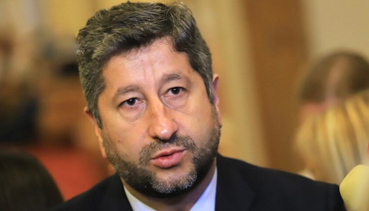 Този център излъчва човек за премиер, фигура, която не отговаря на нашите обективни очаквания за този пост, добави Иванов Този център излъчва човек за премиер, фигура, която не отговаря на нашите обективни очаквания за този пост, добави Иванов