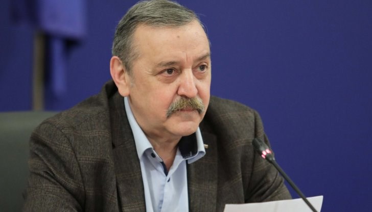 Сегашните циркулиращи щамове не изискват нови ваксини, каза още той, защото генетичните линии се покриват от ваксините