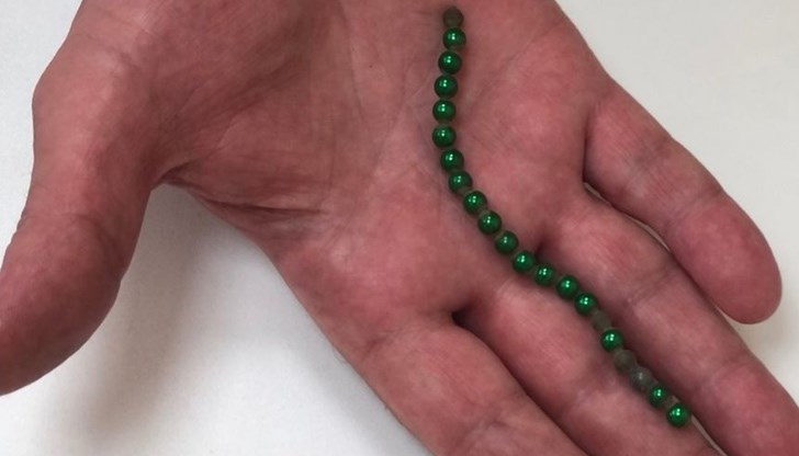 Момиченцето поглъща топчетата в отговор на TikTok предизвикателство, в което трябва да имитира пиърсинг в устата като слага на езика си топчета с диаметър между 3 и 5 мм. Момиченцето поглъща топчетата в отговор на TikTok предизвикателство, в което трябва да имитира пиърсинг в устата като слага на езика си топчета с диаметър между 3 и 5 мм.