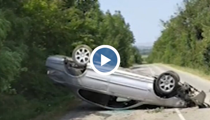 Според потърпевшия именно пътният дефект е преобърнал колата му и продължава да създава опасност за шофьорите и днес