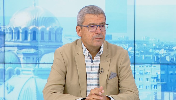 Според него посоката, в която се върви, е за все повече рестрикции за българските граждани да пътуват, и вероятно това ще се отрази и на туризма, защото на гражданите на други държави ще им бъде препоръчано да не посещават червени зони, каквато е България