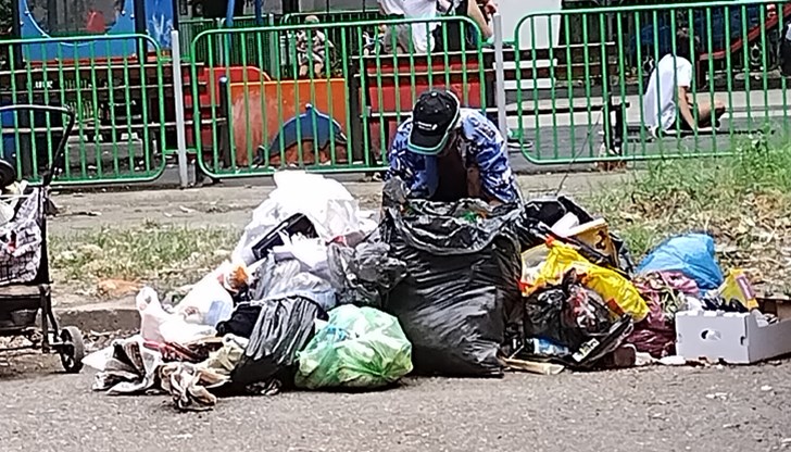 Защо жителите на блока да носят смет за изхвърляне на улица "Сребърна" или улица "Захари Стоянов", което е на 300 метра от местоживеенето?