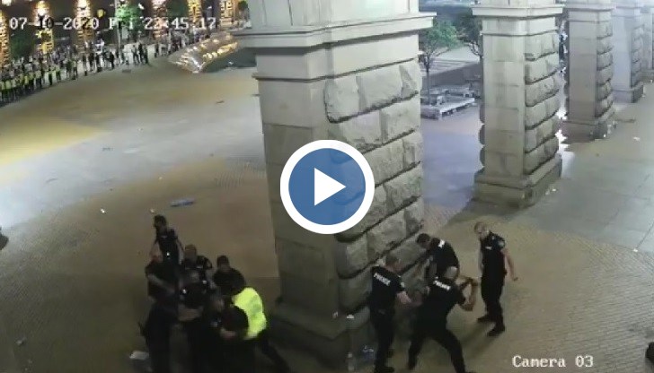 На бял свят се появиха нови кадри на бруталния побой от полицейски служители срещу протестиращи младежи