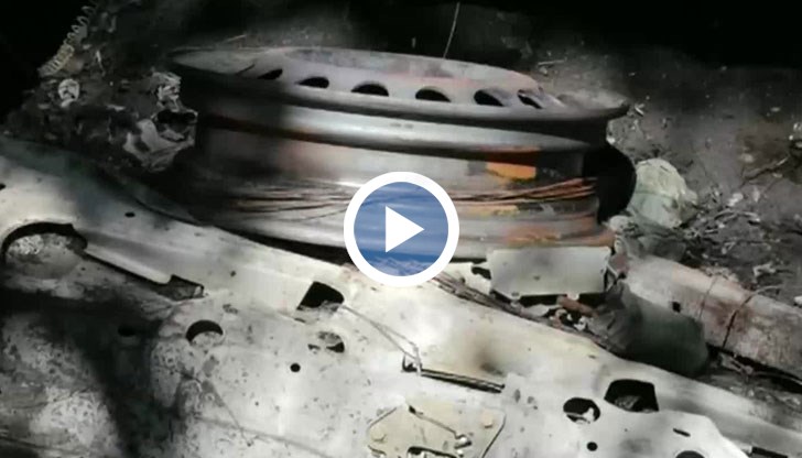 Кола избухна в пламъци след челен удар и сблъсък с дърво