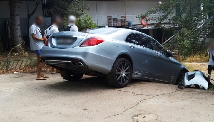 Чупи бариери, блъска линейка и опитва да подкупи полицай с близо 2 000 лева