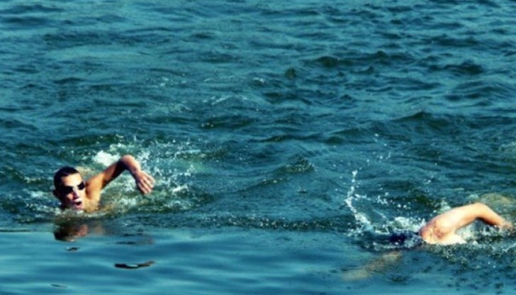 Във водното приключение се включиха и деца спортисти от плувен клуб "Доростол", както и спортни клубове от Русе