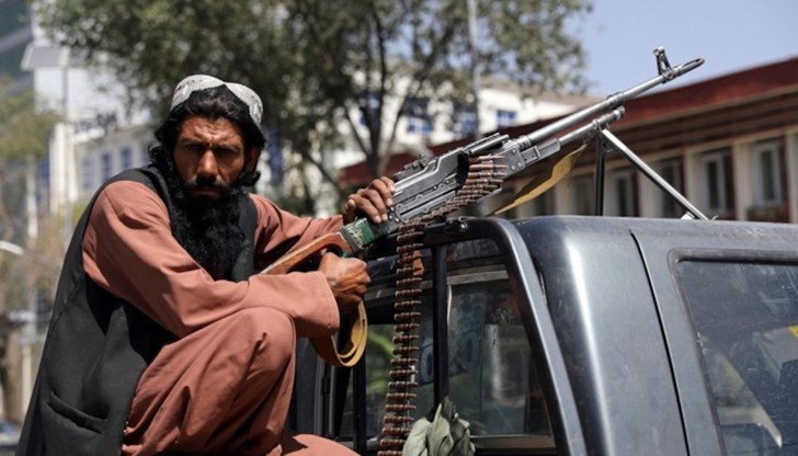 Въоръжени бойци не позволяват на хора да стигнат до летището в Кабул, включително и на такива, които притежават необходимите документи