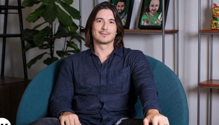 Владимир Тенев е роден в България. Емигрира като дете в САЩ с родителите си.