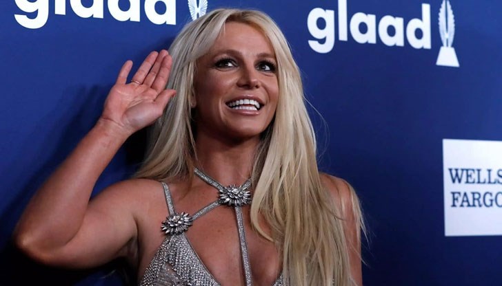 Бащата на певицата се съгласи да се оттегли от попечителството