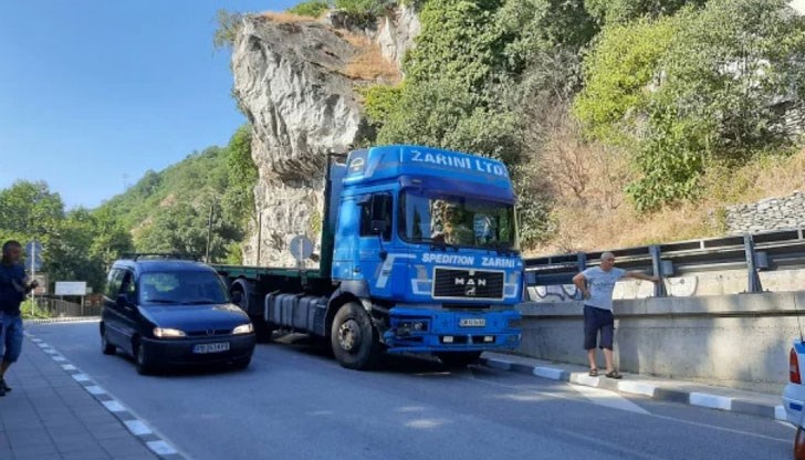 Кола се заби челно в ТИР