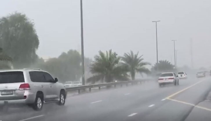 Националната метеорологична служба на ОАЕ публикува видеозаписи от силните валежи