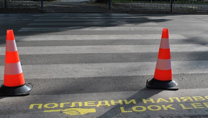 20-годишен водач, при маневра движение на заден ход, е ударил пресичащите майка и 6-годишната й дъщеря