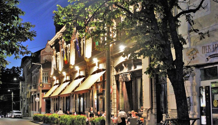 Главната улица е спокойна, но оживена