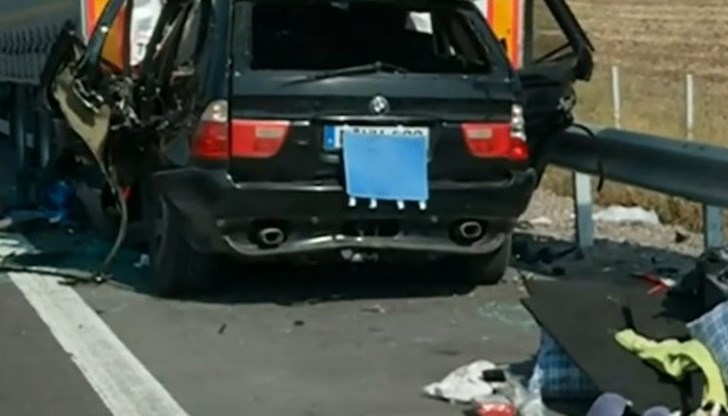 Джип се е врязал в ТИР Джип се е врязал в ТИР