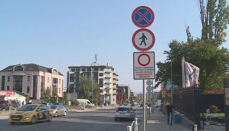 Хората в квартала обсъждат на шега, че могат да преминат през този терен с летене или с овчарски скок