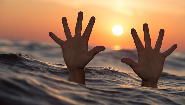 Спасителите на плаж „Градина“ са се борили 30 минути и са успели да върнат към живот млад мъж, започнал да се дави в морето Спасителите на плаж „Градина“ са се борили 30 минути и са успели да върнат към живот млад мъж, започнал да се дави в морето