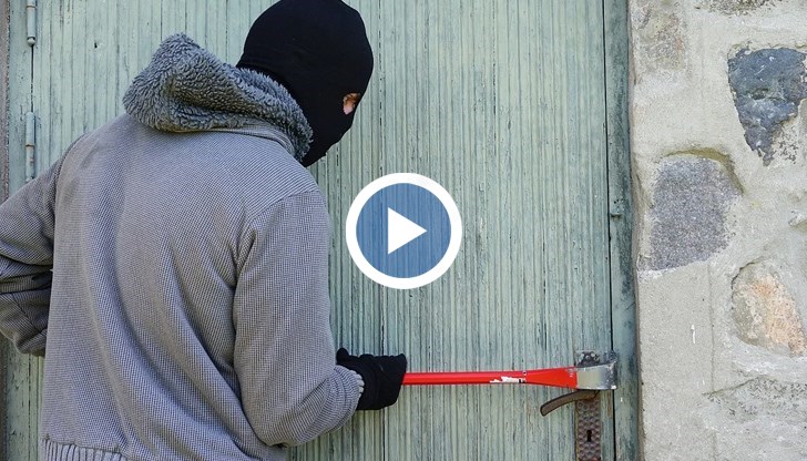 При второто му влизане възрастната двойка се събудила, а апашът започнал да ги рита брутално, след което избягал